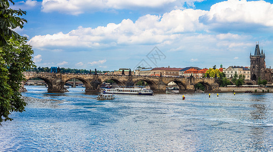 夏日在普莱格的卡拉洛夫或查尔斯桥和河流边的全景背景图片