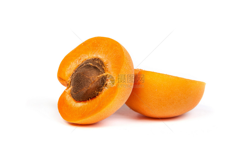 两块熟的杏子半个白底被孤立图片