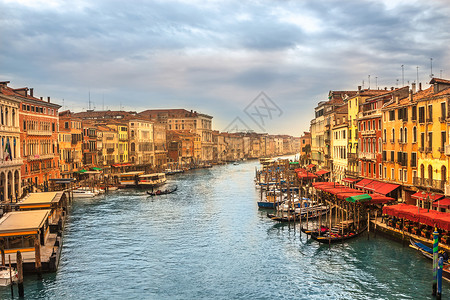 平底船美丽的水流街道威尼斯意大利河中的运背景