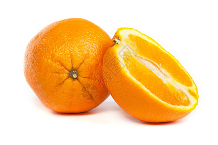 白色背景上隔绝的橙子半部分新鲜和半图片