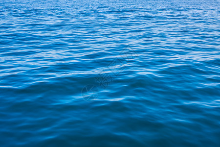 蓝色水浪效应阳光照耀图片