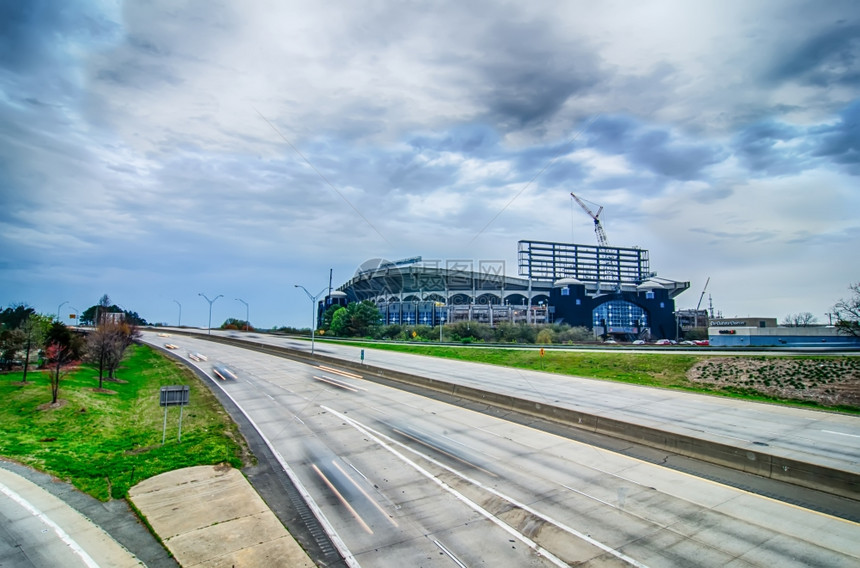 清晨日在黑豹Nfl体育场附近市中心的查罗特市天线上清晨日出图片