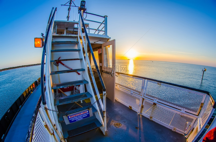 日落时乘船渡海图片