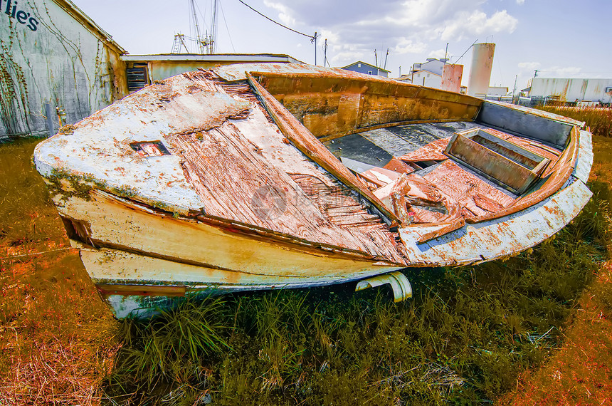 陆地上废弃的旧废船图片