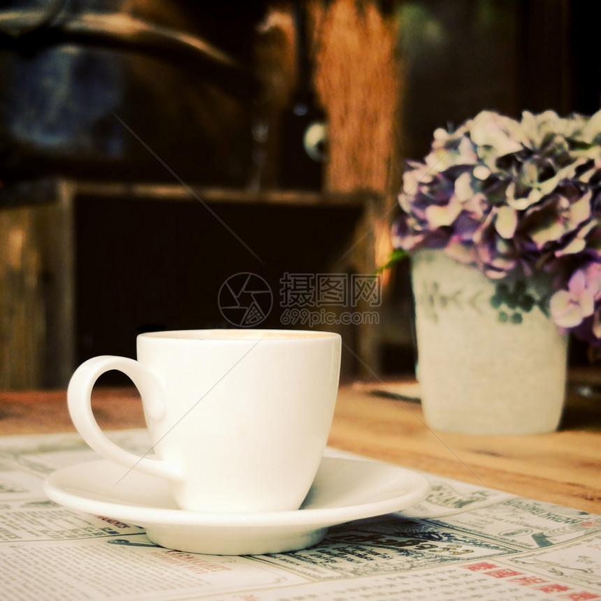 咖啡店有报纸的杯反转过滤效应图片