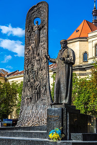 圣徒彼得和保罗诗人塔拉斯谢夫琴科纪念碑圣人彼得和保罗教堂乌拉茵省伊夫沃市政厅塔192年建造了纪念碑背景