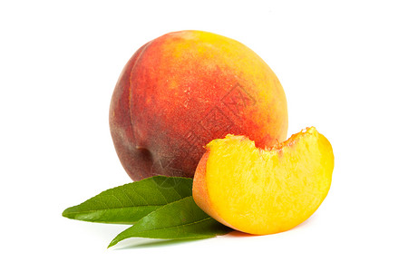 一个完美的成熟桃子与切片分离在白色背景图片