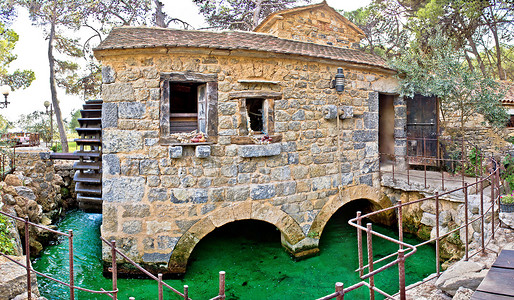 Dalmtin村传统石质水车Sibenkcroati图片