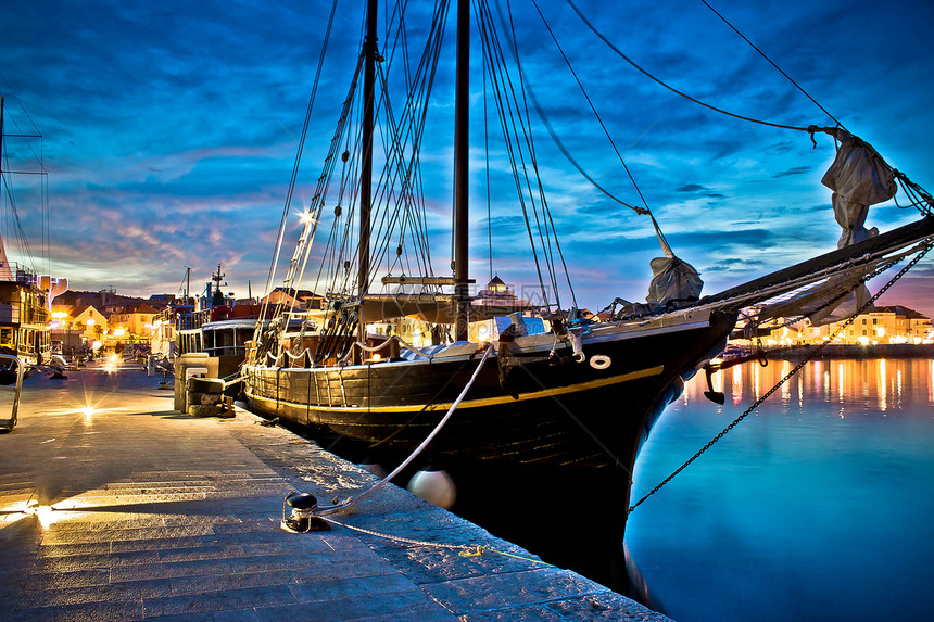 黄水港的老木船夜视达马提亚croati图片