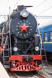 旧的蒸汽列车正驶离火站旧的蒸汽引擎火车头列沿着铁路向摄像头前进背景图片