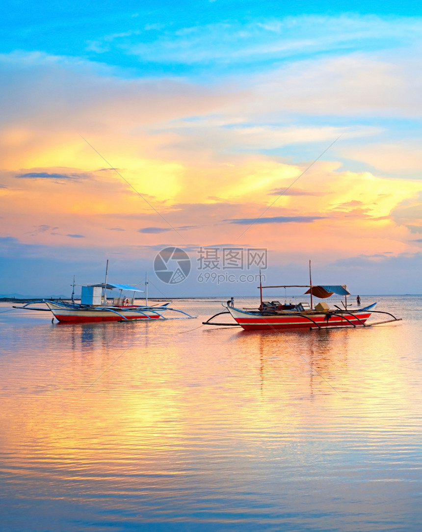 日落时与传统的菲里平鱼船美丽日落景图片