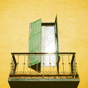 老旧金属梯台和窗口背景图片