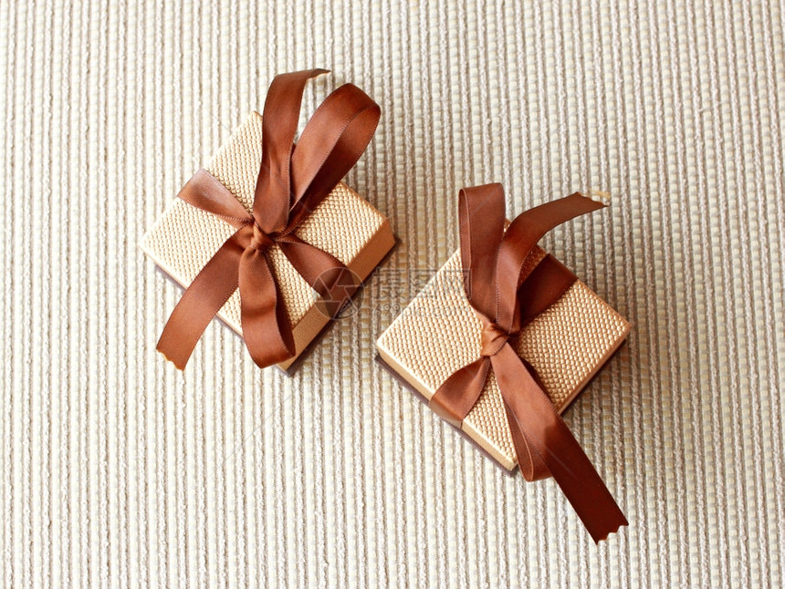 两个带丝和弓的奢华礼品盒图片