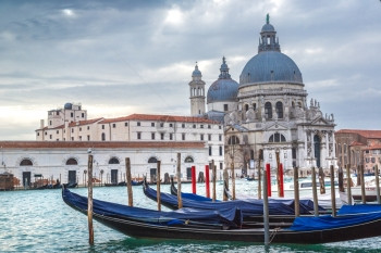 美丽的水流街道威尼斯意大利河中的运图片