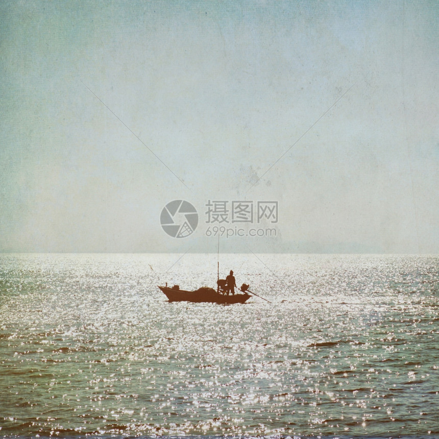 船在海洋古代背景的渔民轮廓图片