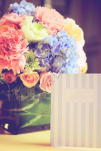 邀请结婚卡和具有追溯过滤效果的花图片