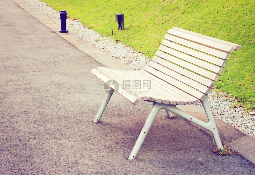 公园中的空木板椅具有反转过滤效果图片