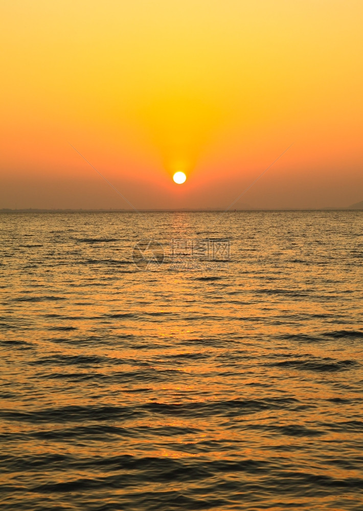 日出在海面上图片