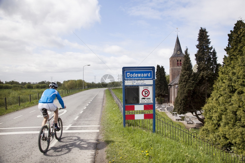 在杜奇村Dodewar和骑自行车教堂入口处的标志图片