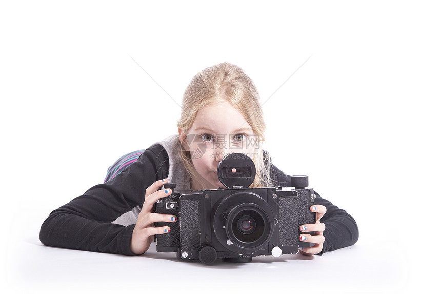 以白色背景在演播室里配有大型老式摄影机的年轻女孩图片