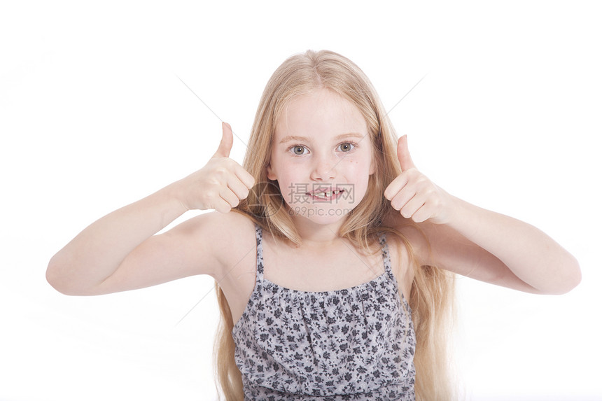 在演播室的年轻女孩用两个拇指在白色背景下举起双拇指图片