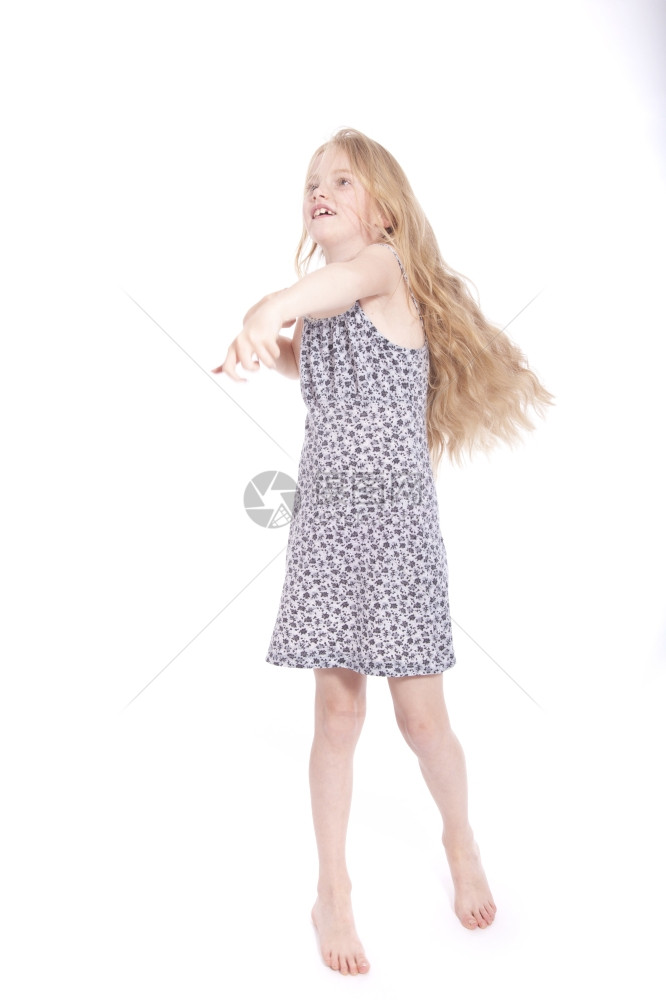 年轻金发女孩在演播室跳舞白色背景图片