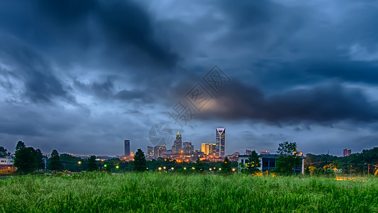 天选打工人天线上的暴风雨云背景