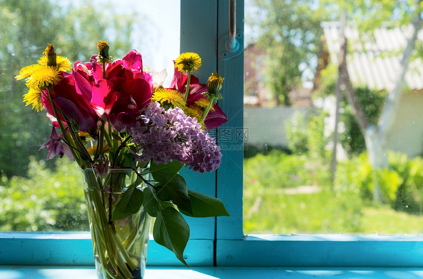 窗台上的花束图片
