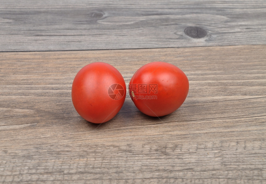 木上西红柿图片