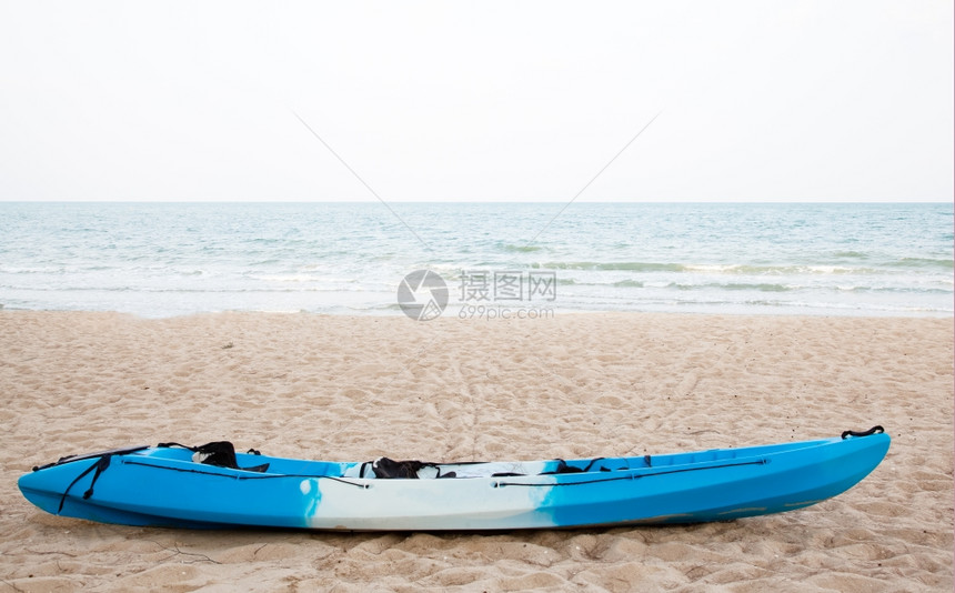 海滩上的彩色皮艇图片