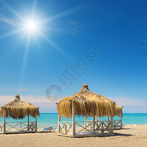 沙滩平房蓝天和太阳图片