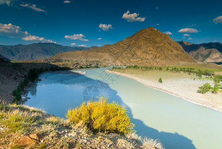 Altai山和美丽的Katun河图片