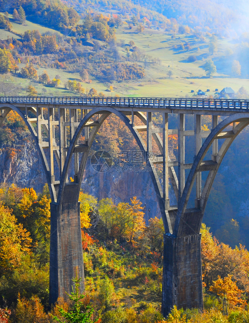 djurevicatl桥是蒙泰格罗北部塔拉河上的一个混凝土拱桥图片