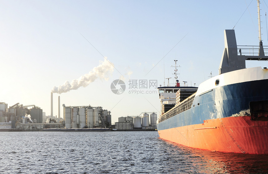 阿姆斯特丹港的油轮和发电厂图片