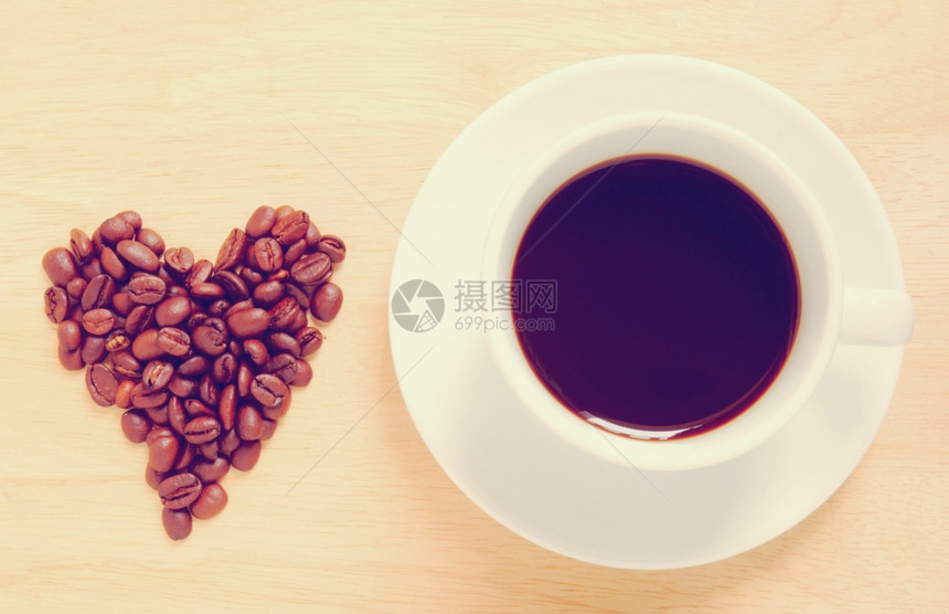 由咖啡豆制成的心形咖啡杯反转过滤效应图片