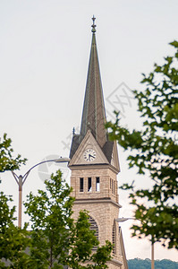 在一个城市里看见的教堂尖塔图片