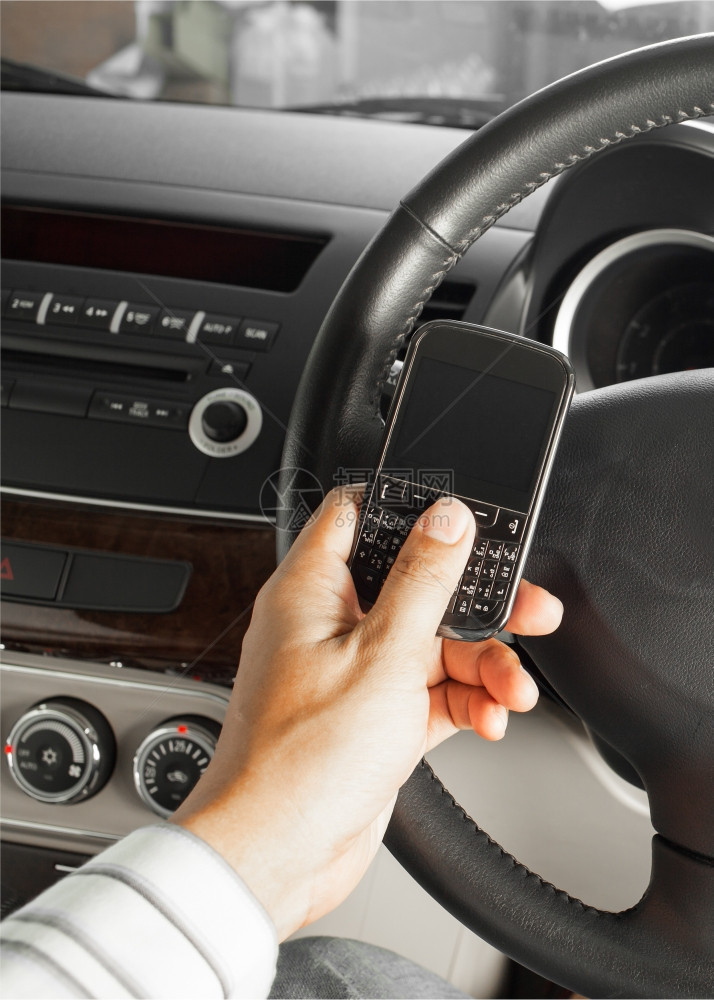 汽车和道路安全概念商人短信和驾驶图片