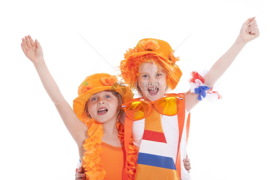 身穿橙色衣服姐妹俩图片