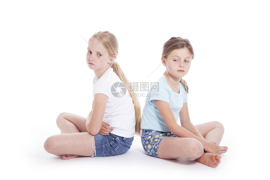 两个年轻女孩在演播室里有白人背景的分歧图片