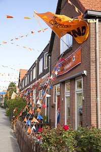 横挂橙色旗帜反对Holand的房屋高清图片