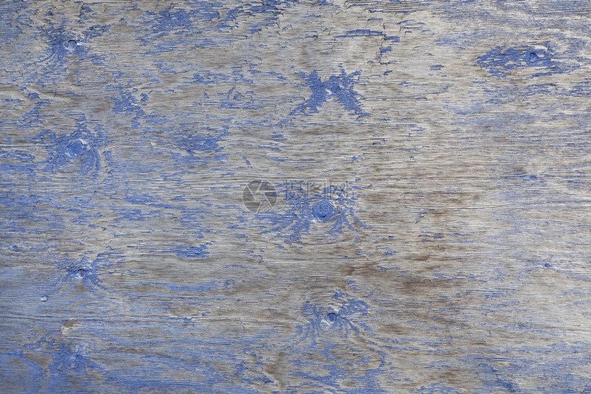 带结和残留蓝油漆的灰色木板图片