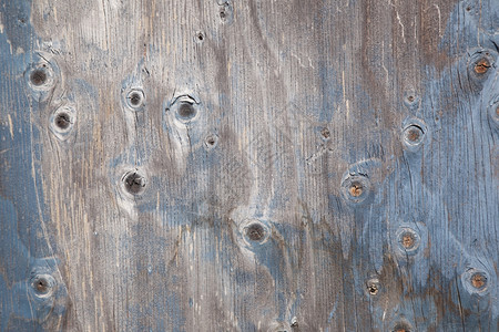 残余物带结和残留蓝油漆的灰色木板背景