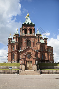 芬兰岩石教堂乌本斯基大教堂在芬京首府赫林斯基蓝天背景