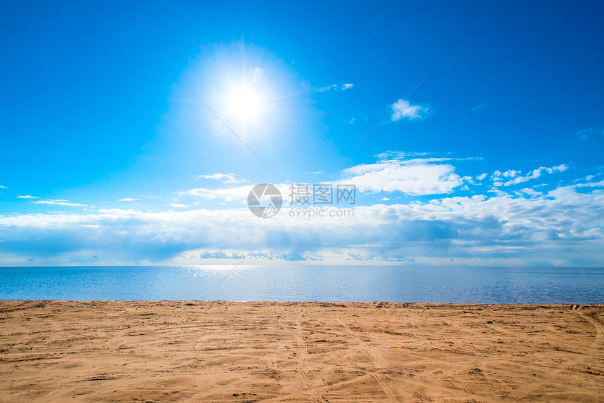 宁静的湖泊和明亮太阳图片