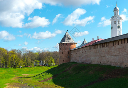 中世纪的克里姆林高塔在维利基诺夫戈罗德背景