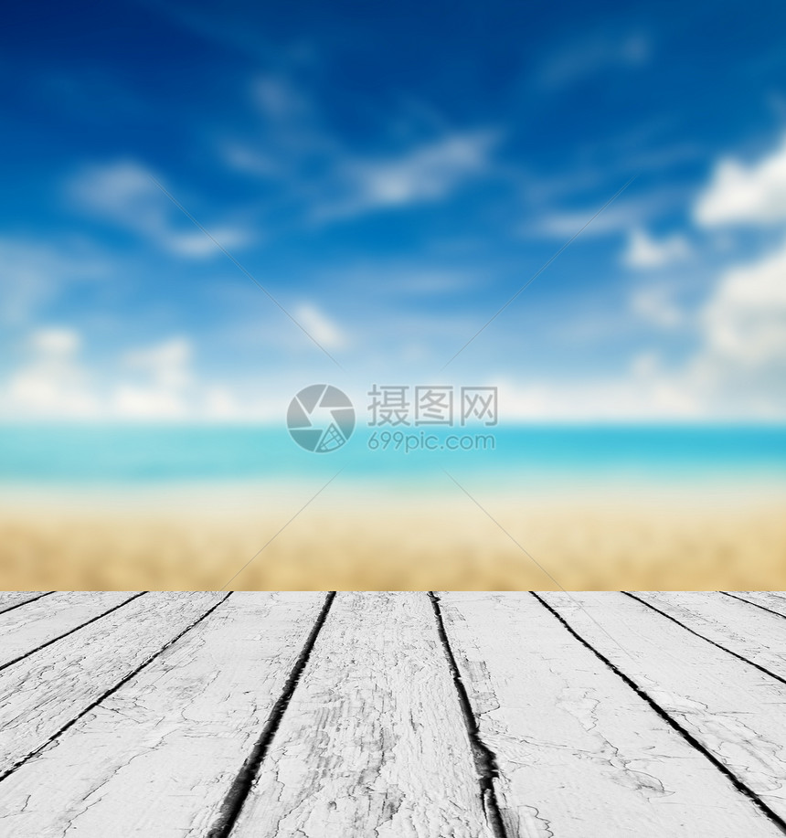 热带海滩旁的空木码头图片
