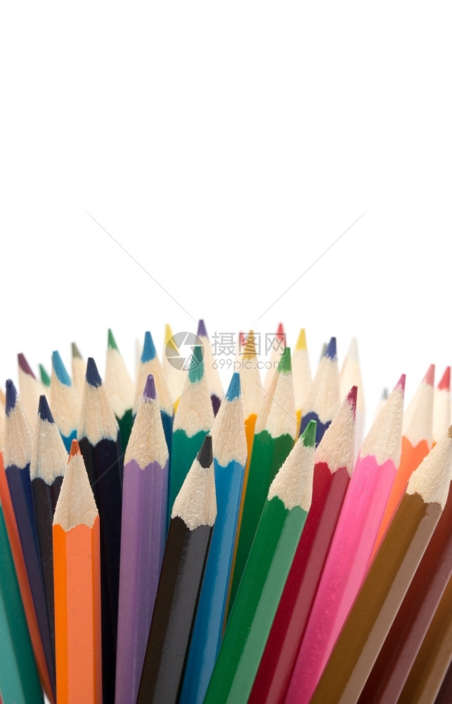 一堆彩色铅笔指向上面图片