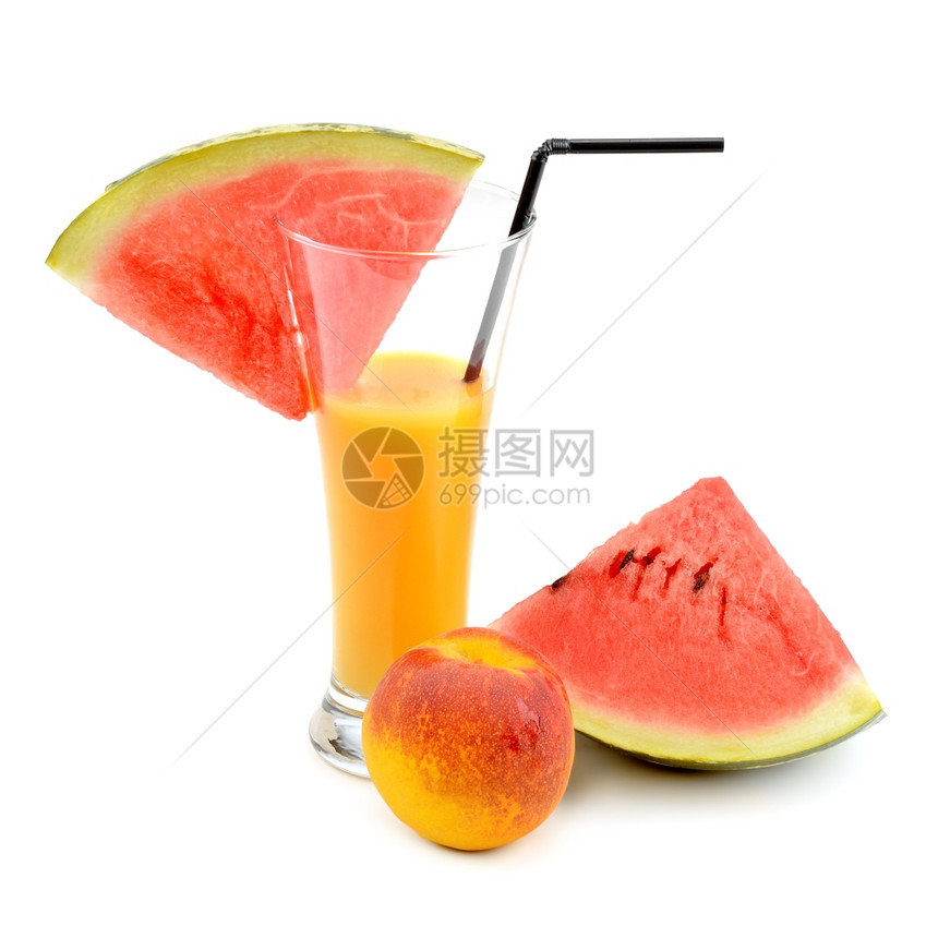 玻璃西瓜和桃子中的果汁在白色背景中分离图片