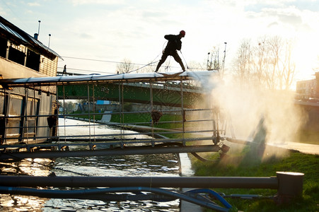 男人清洁漂浮餐厅在克拉科夫poland图片