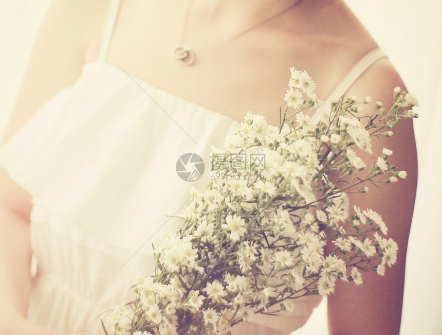 带花束的新娘或伴带后退过滤效果的封结图片